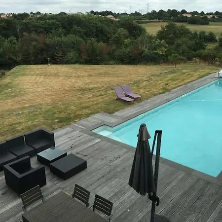 Maison Contemporaine Avec Grande Piscine